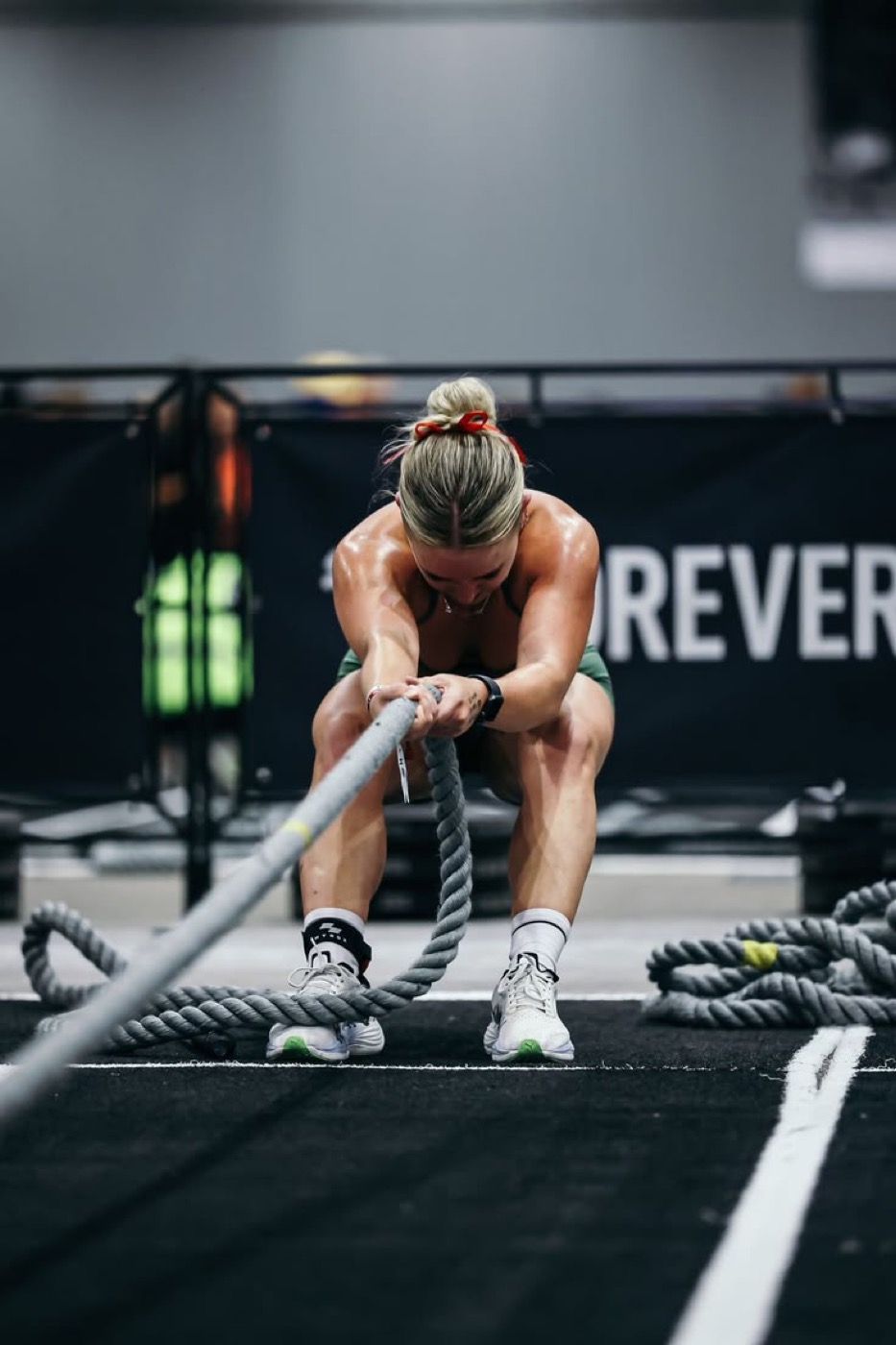 Atleta entrenando con cuerdas de batalla